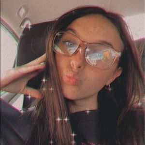 Meet your Posher, Alexis